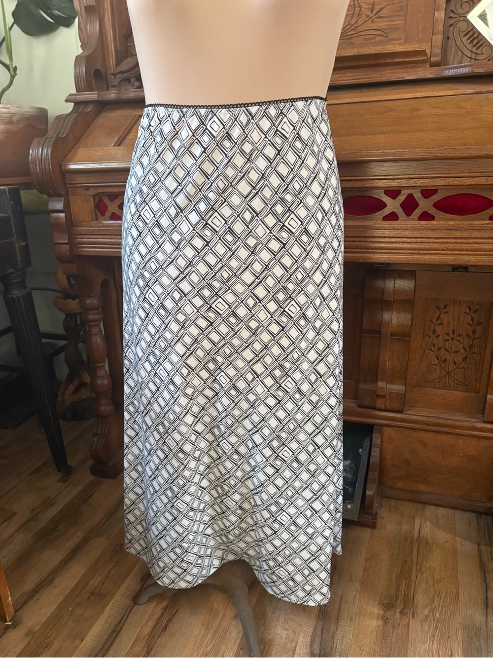 Super cute rayon 90s slip skirt